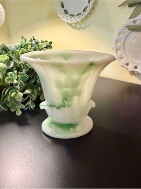 VINTAGE GREEN SLAG GLASS VASE, 1930’S-1940’S.